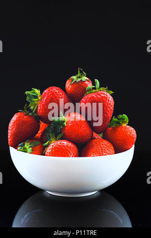 Frisch gepflückte Erdbeeren Englisch in einer weißen Schüssel Blocklagerung Stockfoto