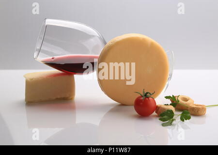 Kleiner Käse Rad neben Kirschtomaten Stockfoto