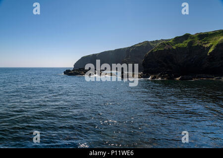 Die südlichen Klippen am Eingang von Lybster Hafen in Caithness, Schottland. 24. Mai 2018 Stockfoto