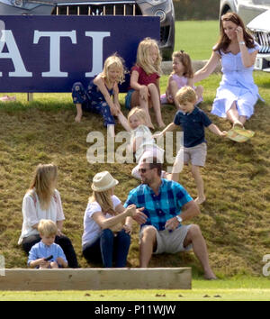 Die Herzogin von Cambridge (oben rechts) mit Prince George und Prinzessin Charlotte und die anderen Mitglieder der Königlichen Familie, wie ihr Mann, der Herzog von Cambridge nimmt Teil an der Maserati Royal Charity Polo Trophy im Beaufort Polo Club, Downfarm Haus, Westonbirt, Tetbury. Stockfoto