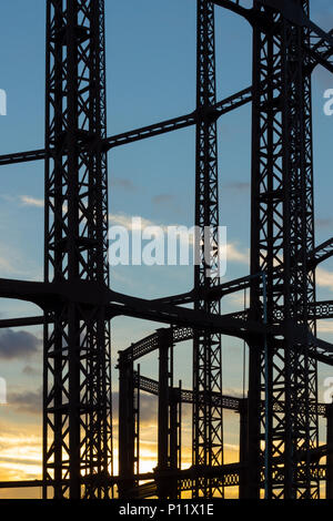 East London, England, Großbritannien - 17 Februar 2018: Blick auf Leere Stahl Gasholder Strukturen bei Sonnenuntergang Stockfoto