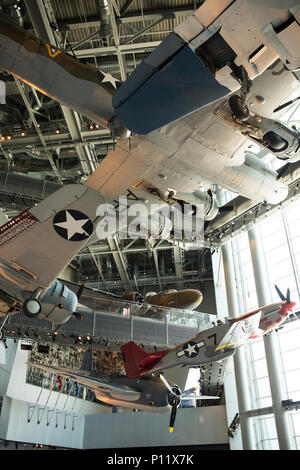 Historische Flugzeuge, die im National World war II Museum in New Orleans, Louisiana, USA ausgestellt sind. Stockfoto