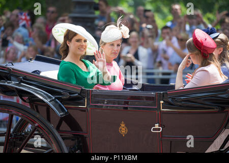 Bild vom Juni 9. Zeigt Prinzessin Eugenie von York (grün) und Sophie Wessex an der die Farbe heute in London. Der Herzog und die Herzogin von Sussex haben die Königin für die die Farbe Parade ihren 92. Geburtstag zu markieren. Drucken Harry und Meghan Markle, der letzten Monat geheiratet, kamen als Teil der Beförderung Prozession. Große Menschenmassen Zuschauer versammelten Samstag Zeremonie, die sah, rund 1.000 Soldaten März auf Horse Guards Parade in Whitehall zu beobachten. Stockfoto