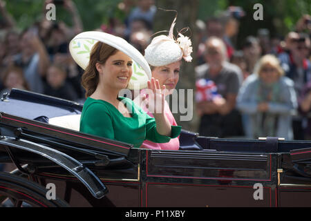 Bild vom Juni 9. Zeigt Prinzessin Eugenie von York (grün) und Sophie Wessex an der die Farbe heute in London. Der Herzog und die Herzogin von Sussex haben die Königin für die die Farbe Parade ihren 92. Geburtstag zu markieren. Drucken Harry und Meghan Markle, der letzten Monat geheiratet, kamen als Teil der Beförderung Prozession. Große Menschenmassen Zuschauer versammelten Samstag Zeremonie, die sah, rund 1.000 Soldaten März auf Horse Guards Parade in Whitehall zu beobachten. Stockfoto