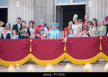 Die königliche Familie auf dem Balkon des Buckingham Palace beobachten die Flypast an der die Farbe heute in London Trooping. Der Herzog und die Herzogin von Sussex haben die Königin für die die Farbe Parade ihren 92. Geburtstag zu markieren. Drucken Harry und Meghan Markle, der letzten Monat geheiratet, kamen als Teil der Beförderung Prozession. Große Menschenmassen Zuschauer versammelten Samstag Zeremonie, die sah, rund 1.000 Soldaten März auf Horse Guards Parade in Whitehall zu beobachten. Stockfoto