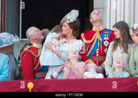 Bild vom Juni 9. Zeigt Prinzessin Charlotte in Tränen auf dem Balkon auf den Buckingham Palace, während Sie die Air Display an der die Farbe heute in London Trooping. Der Herzog und die Herzogin von Sussex haben die Königin für die die Farbe Parade ihren 92. Geburtstag zu markieren. Drucken Harry und Meghan Markle, der letzten Monat geheiratet, kamen als Teil der Beförderung Prozession. Große Menschenmassen Zuschauer versammelten Samstag Zeremonie, die sah, rund 1.000 Soldaten März auf Horse Guards Parade in Whitehall zu beobachten. Stockfoto