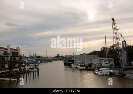 Sonnenuntergang über den Kanal am See Pontchartrain in New Orleans, Louisiana, USA. Stockfoto