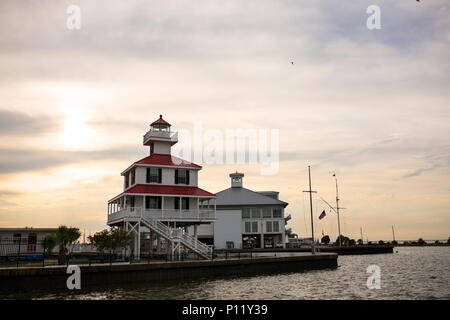 Neue Kanal Leuchtturm bei Sonnenuntergang auf See Pontchartrain in der Nähe von New Orleans, Louisiana, USA. Stockfoto