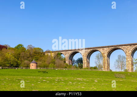 Die taube Cote von Cefn Mawr Contry Park mit dem Eisenbahnviadukt vorbei im Hintergrund Stockfoto