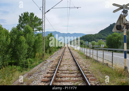 In der Nähe von Virpazar Station an der Bar nach Belgrad Eisenbahnlinie, Virpazar, Skadarsee, Montenegro, Juni 2018 Stockfoto