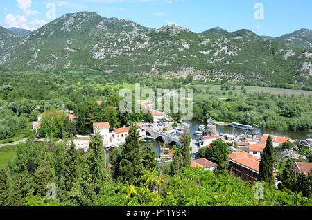 Anzeigen von Virpazar Dorf aus Besac Schloss, Virpazar, Skadarsee, Montenegro, Juni 2018 Stockfoto