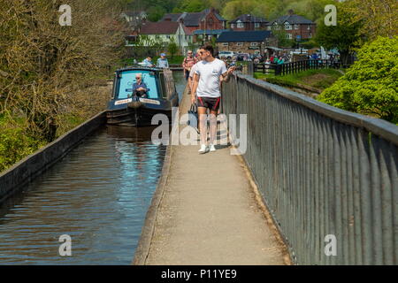 Auf der Suche nach Trefor Becken als schmale Boot führt Menschen auf dem Leinpfad der Pontcysyllte Aquädukt Stockfoto