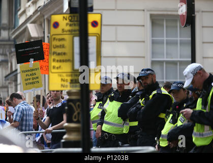 Ein Zähler - Protest gegen pro-palästinensischen Demonstranten außerhalb der Botschaft von Saudi-arabien, London, während eine Al-Quds-Tag März zur Unterstützung der Palästinenser. Stockfoto