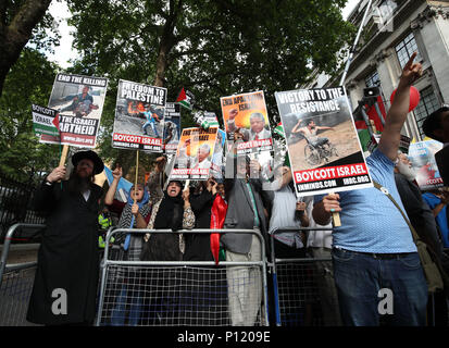 Pro-Palestinian Demonstranten außerhalb der Botschaft von Saudi-arabien, London, während eine Al-Quds-Tag März zur Unterstützung der Palästinenser. Stockfoto