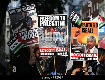 Pro-Palestinian Demonstranten außerhalb der Botschaft von Saudi-arabien, London, während eine Al-Quds-Tag März zur Unterstützung der Palästinenser. Stockfoto