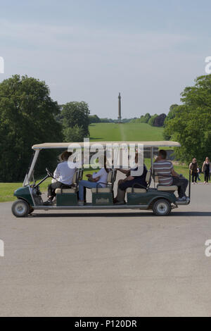 Blenheim Palace, Oxfordshire, England, UK. 20. Mai 2018. UK Wetter. Herrenhaus. Touristen genießen die Pracht der Blenheim Palace an einem sonnigen Tag. Stockfoto