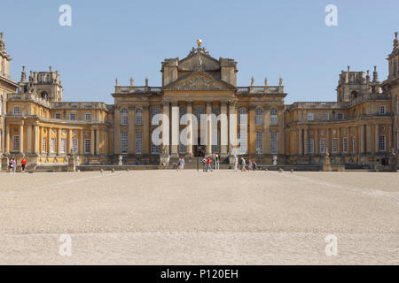 Blenheim Palace, Oxfordshire, England, UK. 20. Mai 2018. UK Wetter. Herrenhaus. Touristen genießen die Pracht der Blenheim Palace an einem sonnigen Tag. Stockfoto