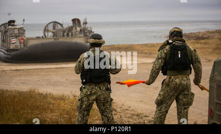 Insel San Clemente - Segler mit Beachmaster Einheit 1 an Bord der USS Pearl Harbor (LSD 52) Terminal Anleitung zu einem Landing Craft Luftkissen auf der Insel San Clemente während Einheit Training Übung, 4. Mai 2017. Das lcac erholt von Personal und Fahrzeugen, die Durchführung von Missionen erweitert die Fähigkeiten der 15 Marine Expeditionary Unit als amphibische Kraft in Bereitschaft waren. COMPTUEX ist das zweite - auf See - Training übung verwendet zu schärfen, das Kommando und die Kontrolle Fähigkeiten, während anspruchsvolle Teilnehmer anzupassen und Reagieren auf einen soliden und dynamischen "Rot". Stockfoto