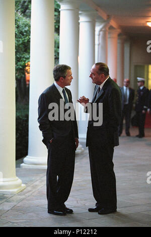 Präsident George W. Bush Gespräche mit Präsident Jacques Chirac aus Frankreich Dienstag, Sept. 18, 2001, auf die Kolonnade im Weißen Haus. Stockfoto