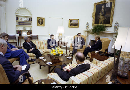 1976, Juli 27 - Oval Office - das Weiße Haus - Gerald R. Ford, Malcolm Fraser, Andrew Peacock, Amb. Nicholas Parkinson, John L. Menadue, Scowcroft, Amb. Hargrove - Sitzen, Reden in der Nähe von Kamin - Treffen mit dem Premierminister von Australien - Minister für Auswärtige Angelegenheiten, Botschafter von Australien zu uns, Sekretärin Außenminister, der US-Botschafter in Australien Stockfoto