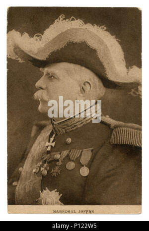 Französisch historisches Foto Postkarte: Marschall Joffre in Uniform mit vielen Auszeichnungen und Farbband. Erster Weltkrieg 1914-1918. Frankreich Stockfoto