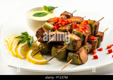 Gegrillte Spieße mit Lachs und Gemüse Stockfoto