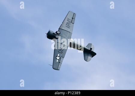 North American AT-6 Texan in der United States Army Air Corps Farbschema am Fliegen Navy Airshow an shuttleworth am 3. Juni 2018 fliegen Stockfoto