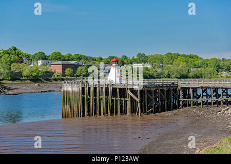 St. Stephan Leuchtturm auf Pier an der St. Croix River direkt gegenüber von Calais, Maine. Stockfoto