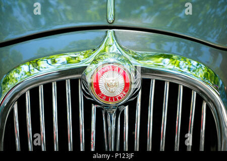 Berlin, Deutschland - Juni 09, 2018: Auto design detail und Jaguar Logo/Marke closeup an Oldtimer Automobil Veranstaltung in Berlin Stockfoto