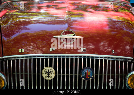 Berlin, Deutschland - Juni 09, 2018: Auto Motorhaube design detail und Opel Logo - Marke closeup an Oldtimer Automobil Veranstaltung in Berlin Stockfoto