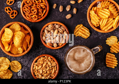 Bier mit Snacks auf Stein. Ansicht von oben, kopieren. Stockfoto