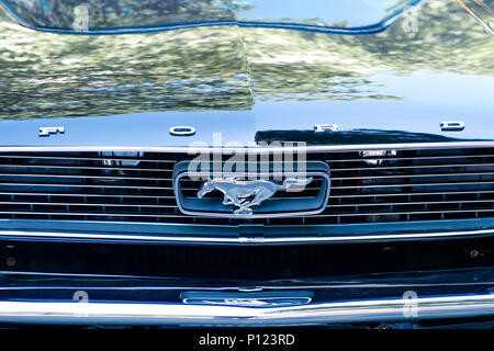 Berlin, Deutschland - Juni 09, 2018: Auto design detail und FORD MUSTANG Logo/Marke closeup an Oldtimer Automobil Veranstaltung in Berlin Stockfoto