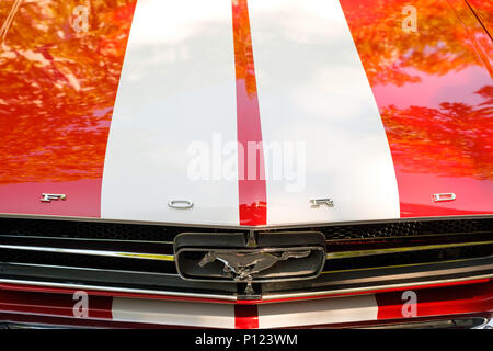 Berlin, Deutschland - Juni 09, 2018: Kühlergrill und Motorhaube eines Ford Mustang Auto zeigt das Logo/Markenzeichen bei Oldtimer Automobil Veranstaltung in B Stockfoto