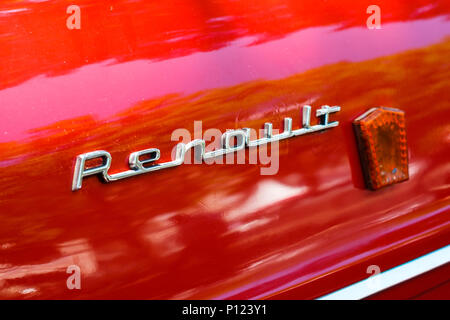 Berlin, Deutschland - Juni 09, 2018: Auto design detail und RENAULT Schriftzug Logo/Marke closeup an Oldtimer Automobil Veranstaltung in Berlin Stockfoto