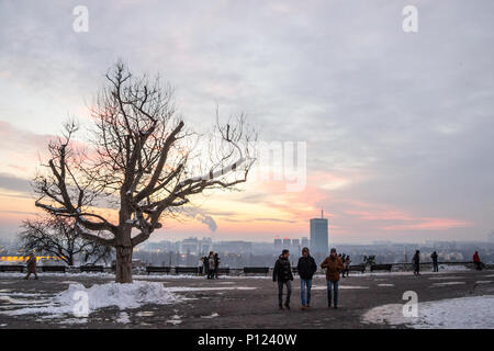 Belgrad, SERBIEN - Januar 1, 2015: die Menschen gehen vor neuen Belgrad (Novi Beograd) von der Festung Kalemegdan, eines der wichtigsten Denkmäler von Belgrad, Stockfoto