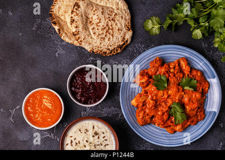 Traditionelle indische Curry mit Hühnchen. Ansicht von oben, kopieren. Stockfoto