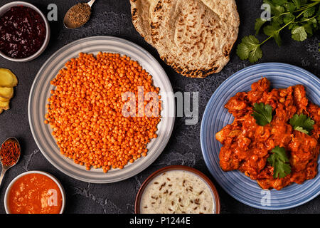 Traditionelle indische Curry mit Linsen. Ansicht von oben. Stockfoto