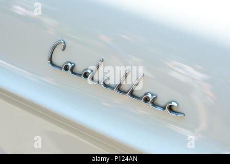 Berlin, Deutschland - Juni 09, 2018: Auto design detail und Cadillac Logo/Marke Schriftzug closeup auf Oldtimer Automobil Stockfoto