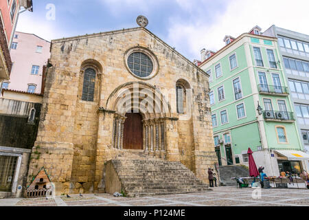 Die Kirche von Santiago in Coimbra, Portugal. Die Kirche ist ein schönes Beispiel für die romanische Stil des 12. Jahrhunderts. Stockfoto