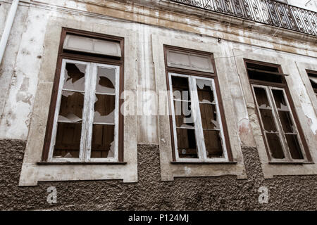 Zerbrochene Fenster in einem Gebäude in Coimbra, Portugal. Stockfoto