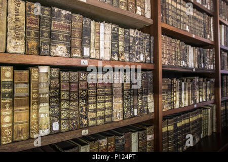 Alte Bücher in den Regalen der Joanina Bibliothek in Coimbra. Stockfoto