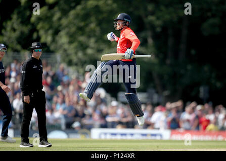 England's Jonny Bairstow feiert sein Jahrhundert während der Eines Tages International bei der Grange, Edinburgh. Stockfoto