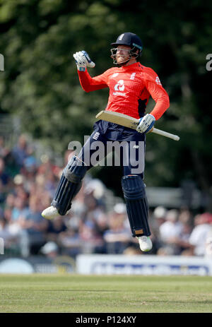 England's Jonny Bairstow feiert sein Jahrhundert während der Eines Tages International bei der Grange, Edinburgh. Stockfoto