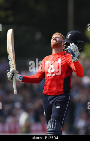 England's Jonny Bairstow feiert sein Jahrhundert während der Eines Tages International bei der Grange, Edinburgh. Stockfoto