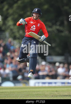 England's Jonny Bairstow feiert sein Jahrhundert während der Eines Tages International bei der Grange, Edinburgh. Stockfoto