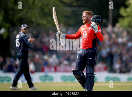 England's Jonny Bairstow feiert sein Jahrhundert während der Eines Tages International bei der Grange, Edinburgh. Stockfoto