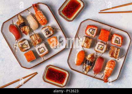Sushi Set: Sushi und Sushi Rollen auf Platte, Ansicht von oben. Stockfoto