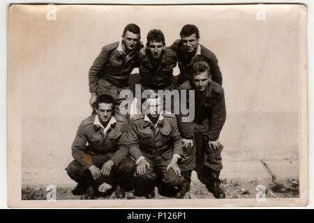 Die tschechoslowakische SOZIALISTISCHE REPUBLIK - um 1960 s: ein Vintage Foto zeigt Soldaten. Stockfoto