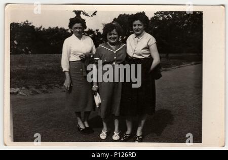 Die tschechoslowakische SOZIALISTISCHE REPUBLIK - um 1960 s: Vintage Foto zeigt Frauen im Freien. Stockfoto