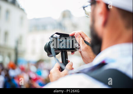 Athletische jugendlichen Boarder tun Akrobatik Show während des Wettbewerbs, Luxemburg Stockfoto